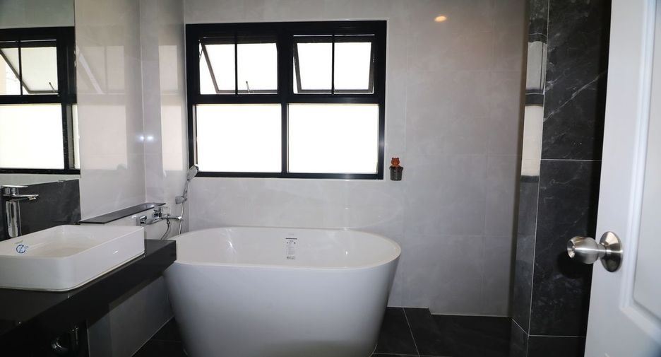 For rent 4 bedrooms house in Mueang Udon Thani, Udon Thani
