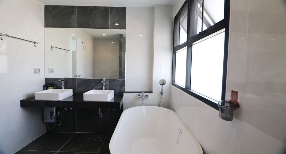 For rent 4 bedrooms house in Mueang Udon Thani, Udon Thani