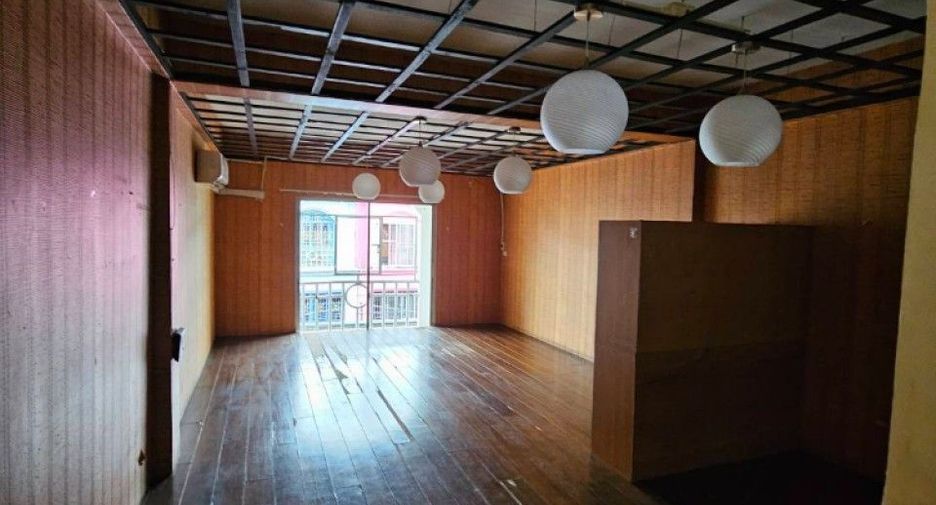 À vendre 3 chambres local commercial à Si Racha, Chonburi