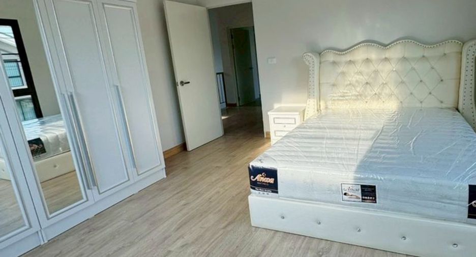 For sale 4 bedrooms house in Khlong Sam Wa, Bangkok