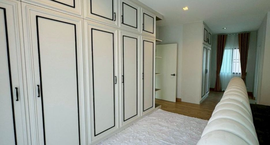 For sale 4 bedrooms house in Khlong Sam Wa, Bangkok