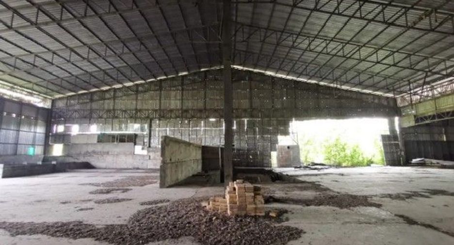 For sale 4 bedrooms warehouse in Khok Samrong, Lopburi