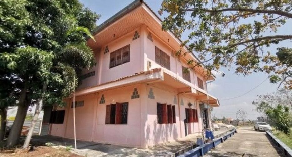 For sale 4 bedrooms warehouse in Khok Samrong, Lopburi