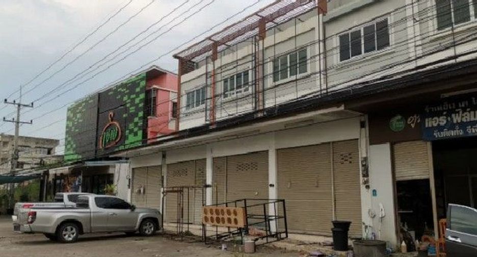 For sale 2 bedrooms retail Space in Khok Samrong, Lopburi