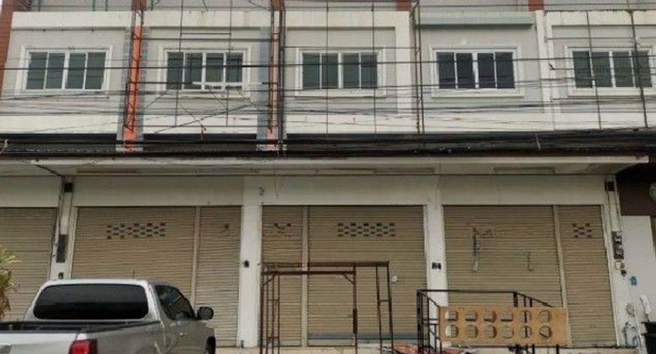 For sale 2 bedrooms retail Space in Khok Samrong, Lopburi