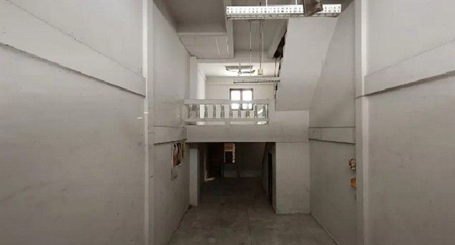 For sale 1 bed retail Space in Khok Samrong, Lopburi
