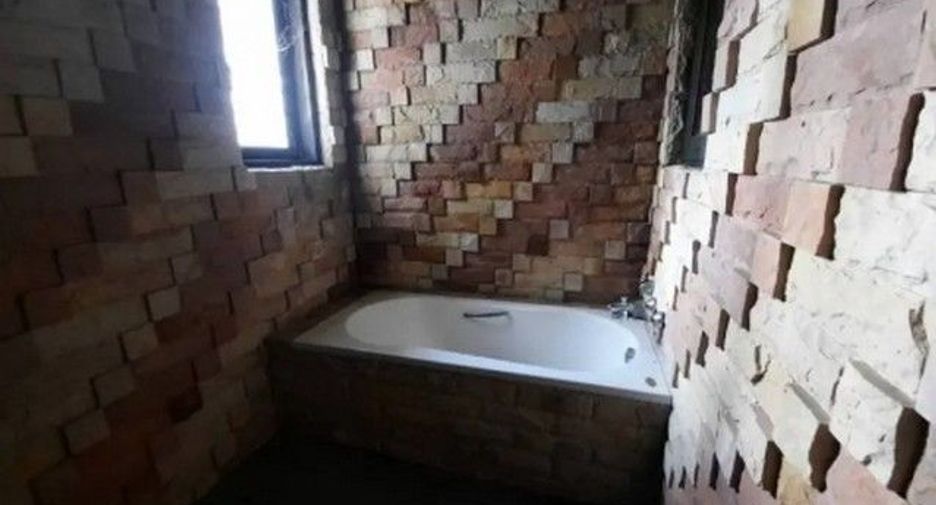 For sale 1 Beds house in Ban Bueng, Chonburi