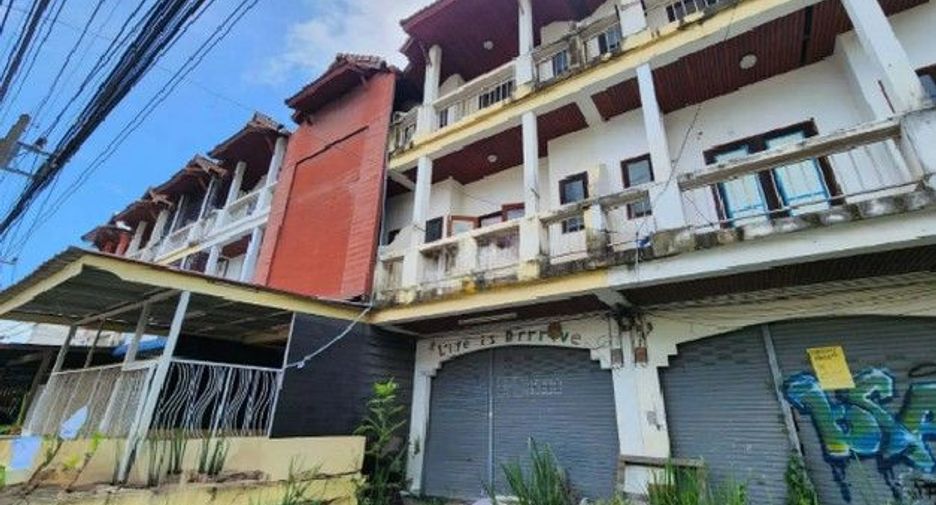 For sale 3 bedrooms retail Space in Khiri Rat Nikhom, Surat Thani