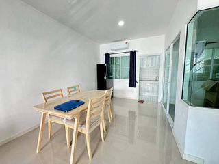 Casa adosada en alquiler de 3 habitaciones en Si Racha, Chonburi