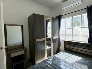 Casa adosada en alquiler de 3 habitaciones en Si Racha, Chonburi