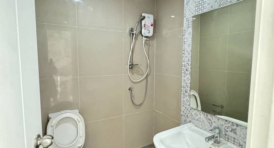 For rent 3 bedrooms townhouse in Si Racha, Chonburi