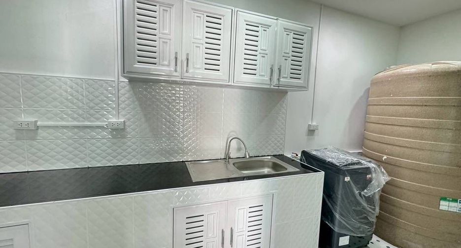 For rent 3 bedrooms townhouse in Si Racha, Chonburi
