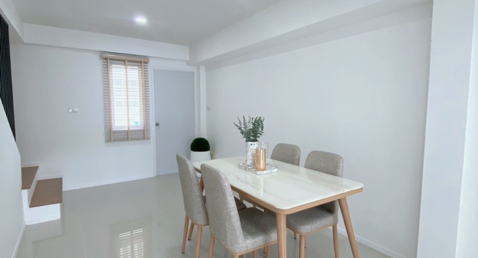 À vendre 2 chambres maison de ville à San Sai, Chiang Mai