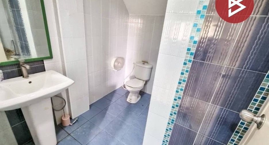 For sale 3 ベッドルーム townhouse in Phan Thong, Chonburi