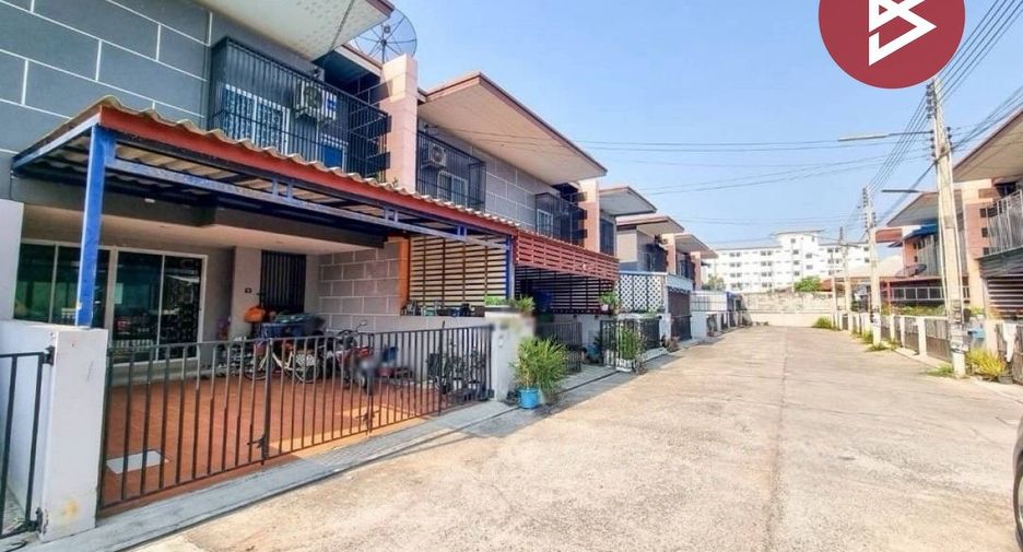 For sale 3 ベッドルーム townhouse in Phan Thong, Chonburi