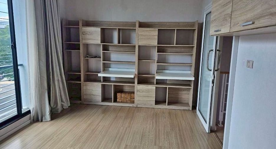 For sale 3 bedrooms townhouse in Lak Si, Bangkok