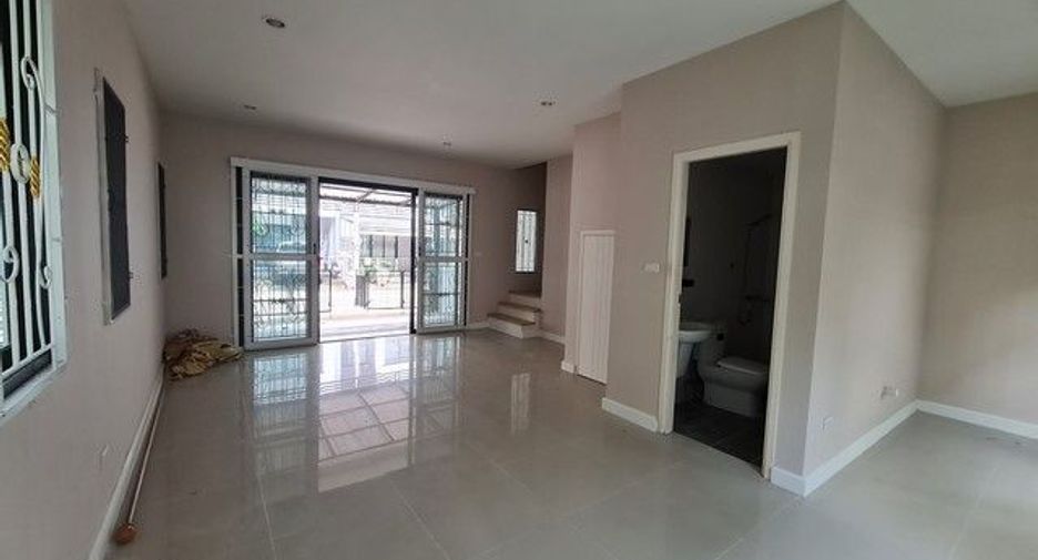 For sale 3 bedrooms townhouse in Prawet, Bangkok