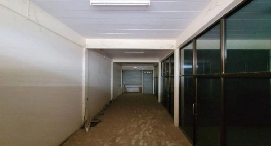 For sale 3 bedrooms retail Space in Khiri Rat Nikhom, Surat Thani