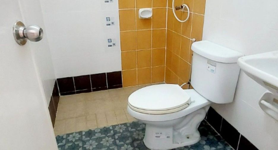 Продажа 4 спальни таунхаус в Mueang Chon Buri, Чонбури