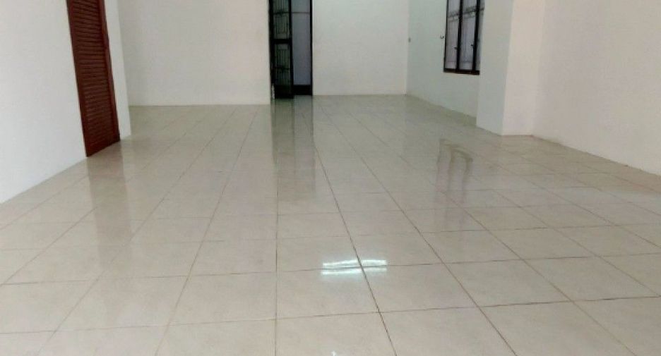Продажа 4 спальни таунхаус в Mueang Chon Buri, Чонбури
