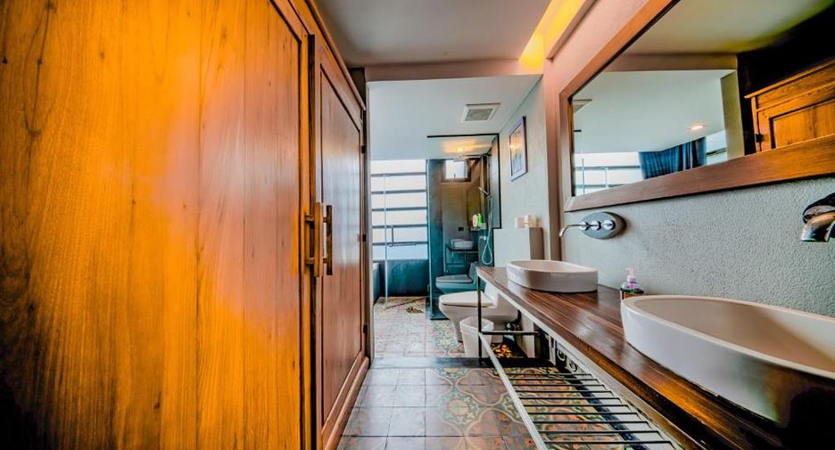 For rent 5 bedrooms house in Watthana, Bangkok