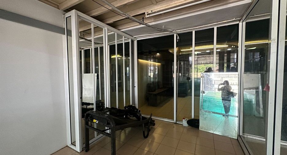 Gewerbefläche zum Kauf mit 11 Zimmer in Mueang Pathum Thani, Pathum Thani