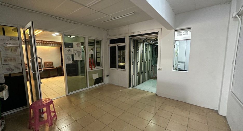 Gewerbefläche zum Kauf mit 11 Zimmer in Mueang Pathum Thani, Pathum Thani