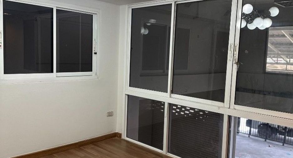 Gewerbefläche zum Kauf mit 11 Zimmer in Mueang Pathum Thani, Pathum Thani