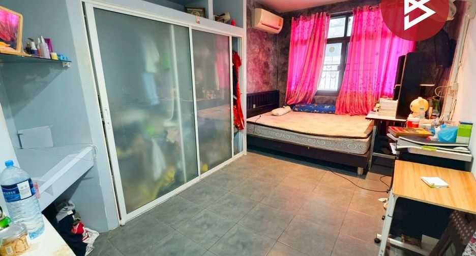 For sale 4 bedrooms townhouse in Mueang Samut Sakhon, Samut Sakhon