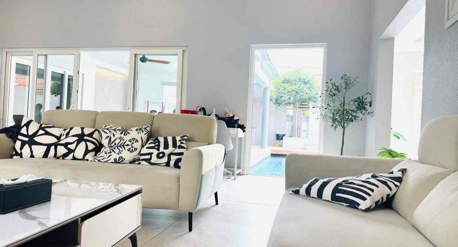 For rent 5 bedrooms villa in Bang Lamung, Chonburi