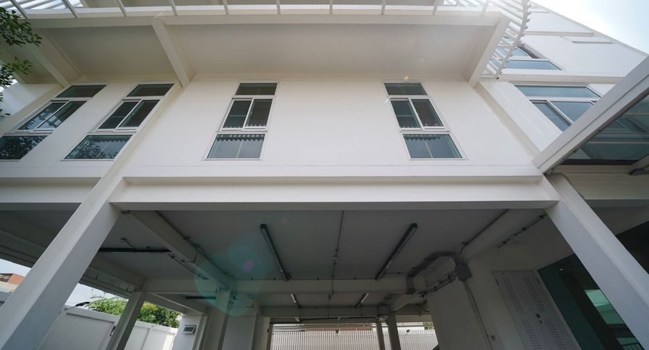For sale 6 ベッドルーム office in Lat Phrao, Bangkok
