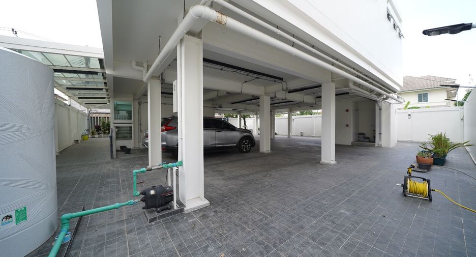 For sale 6 ベッドルーム office in Lat Phrao, Bangkok