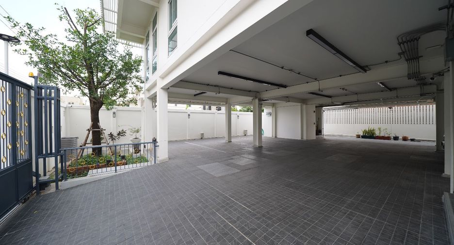 For sale 6 ベッドルーム office in Lat Phrao, Bangkok
