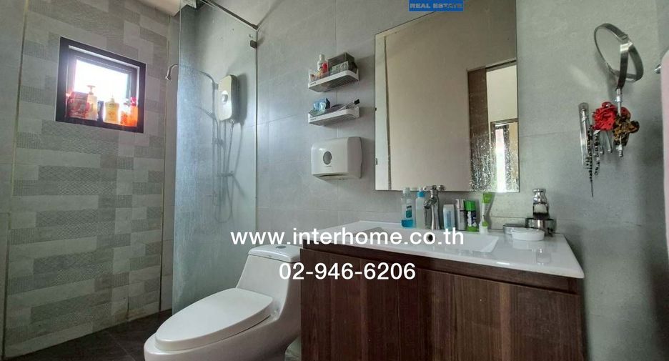 For sale 5 bedrooms townhouse in Phra Samut Chedi, Samut Prakan