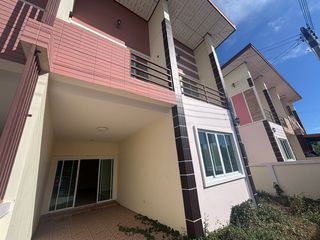 Casa adosada en venta de 4 habitaciones en Mueang Rayong, Rayong