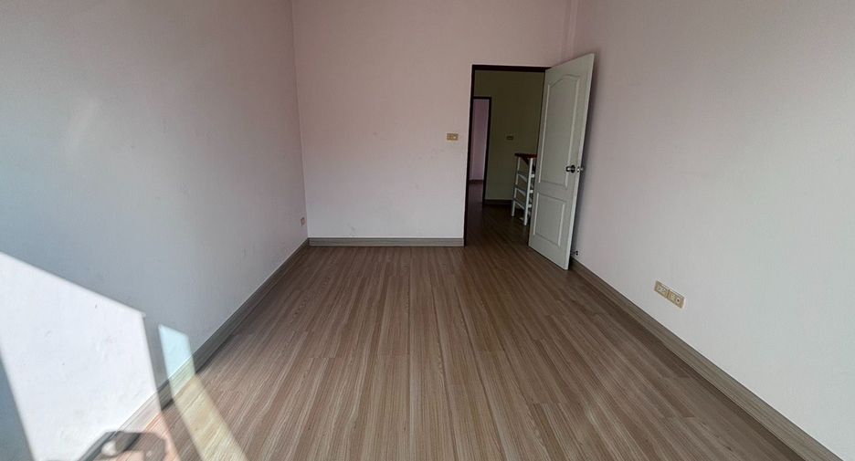 Продажа 4 спальни таунхаус в Мыанг Районг, Районг
