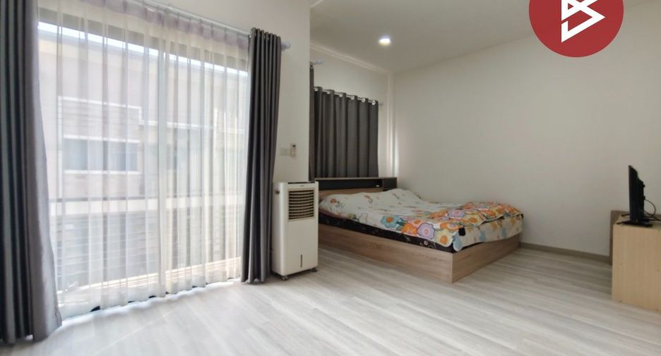 À vendre 3 chambres maison de ville à Krathum Baen, Samut Sakhon