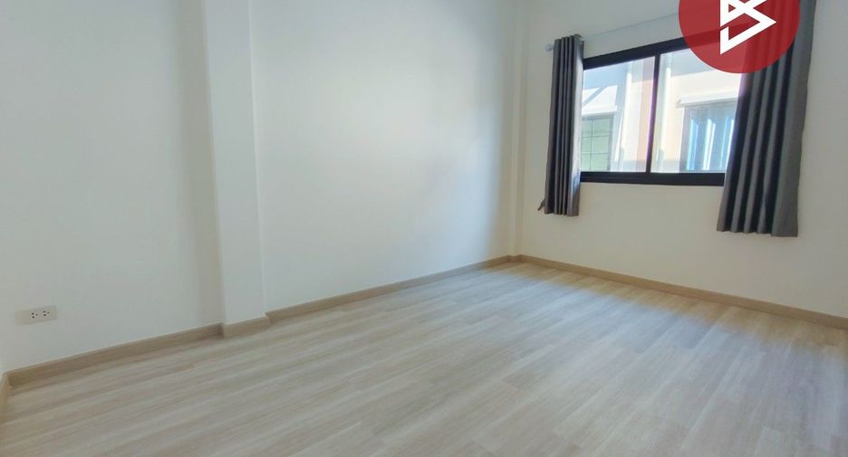 À vendre 3 chambres maison de ville à Krathum Baen, Samut Sakhon