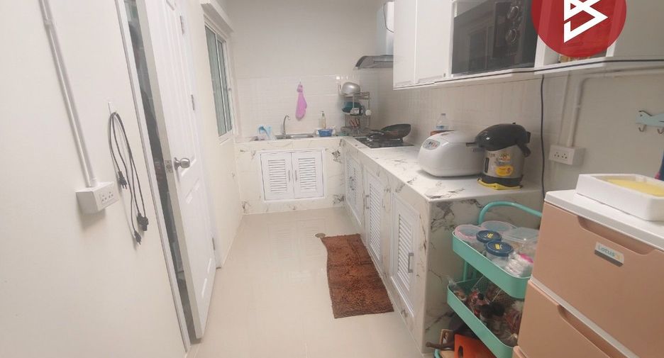 For sale 4 bedrooms townhouse in Krathum Baen, Samut Sakhon