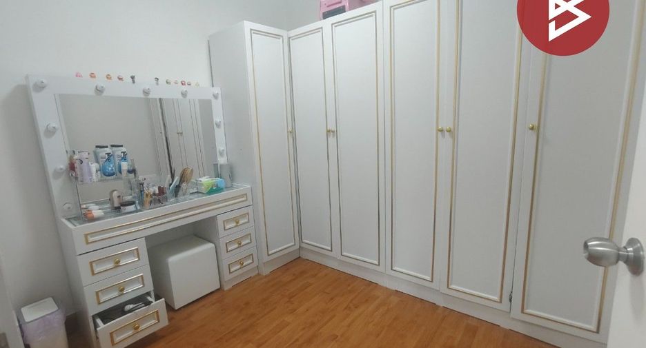 For sale 4 bedrooms townhouse in Krathum Baen, Samut Sakhon
