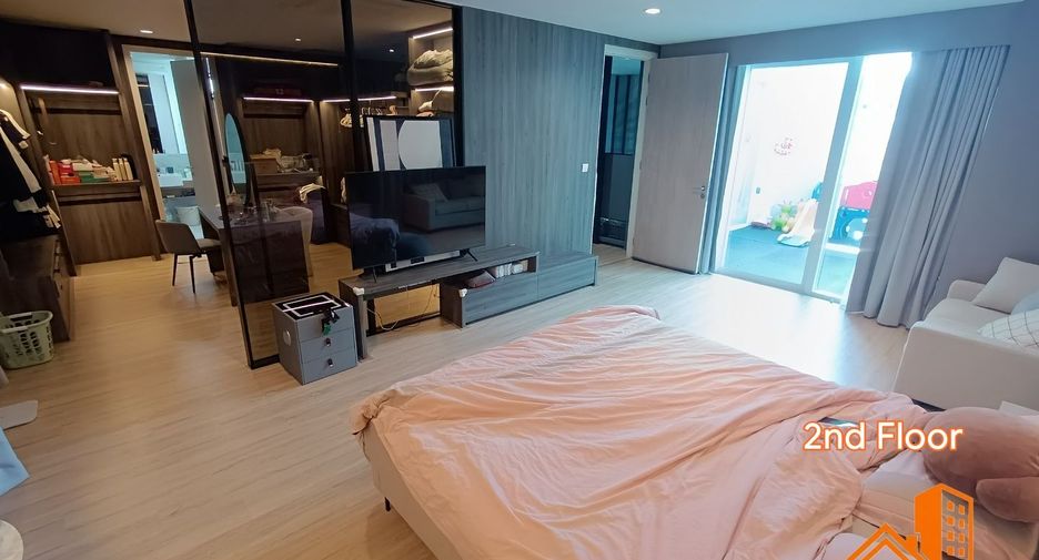 For sale 4 bedrooms house in Lat Phrao, Bangkok