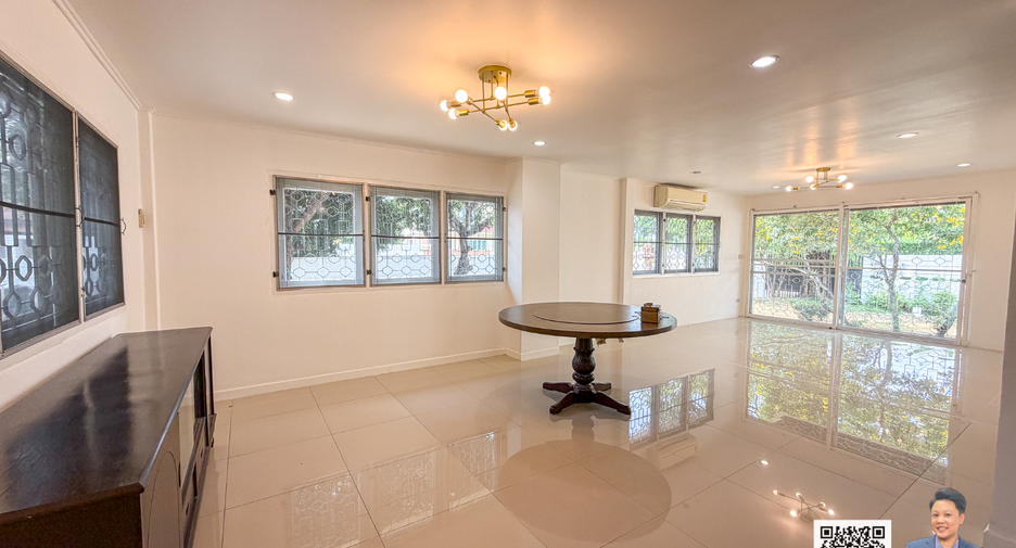 For rent studio house in Phra Khanong, Bangkok