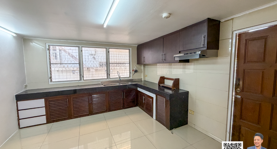 For rent studio house in Phra Khanong, Bangkok
