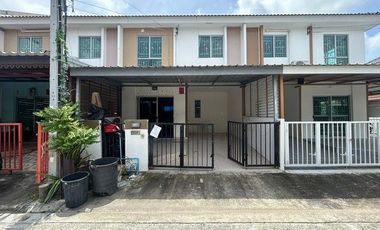 For sale 3 bedrooms townhouse in Mueang Samut Prakan, Samut Prakan