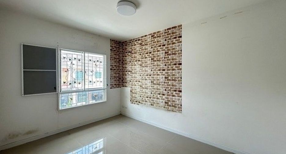 For sale 3 bedrooms townhouse in Mueang Samut Prakan, Samut Prakan