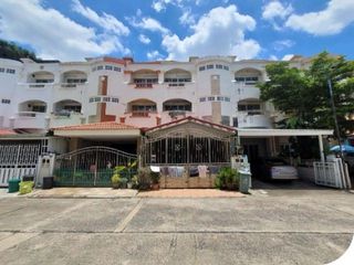 For sale 1 bed townhouse in Bang Kapi, Bangkok