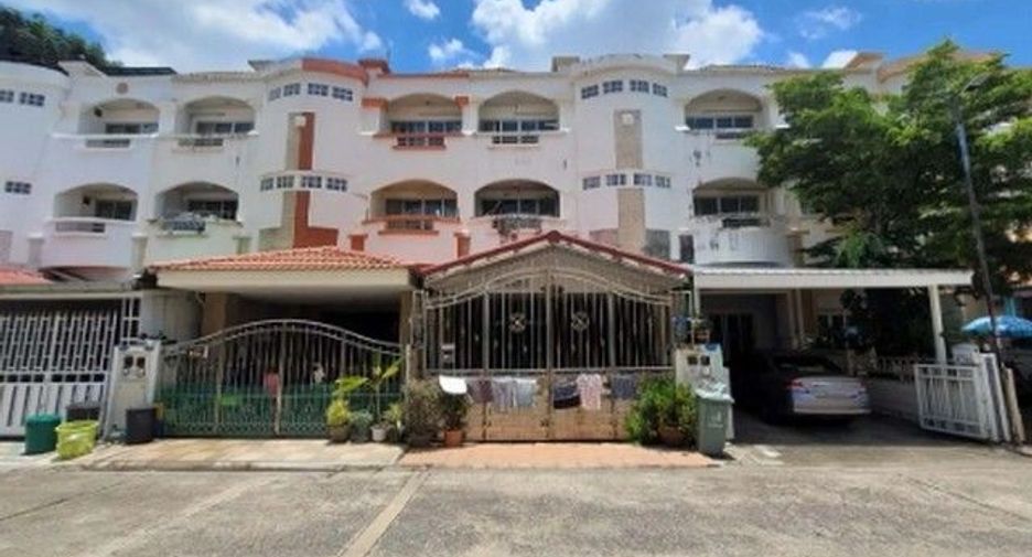 For sale 1 bed townhouse in Bang Kapi, Bangkok