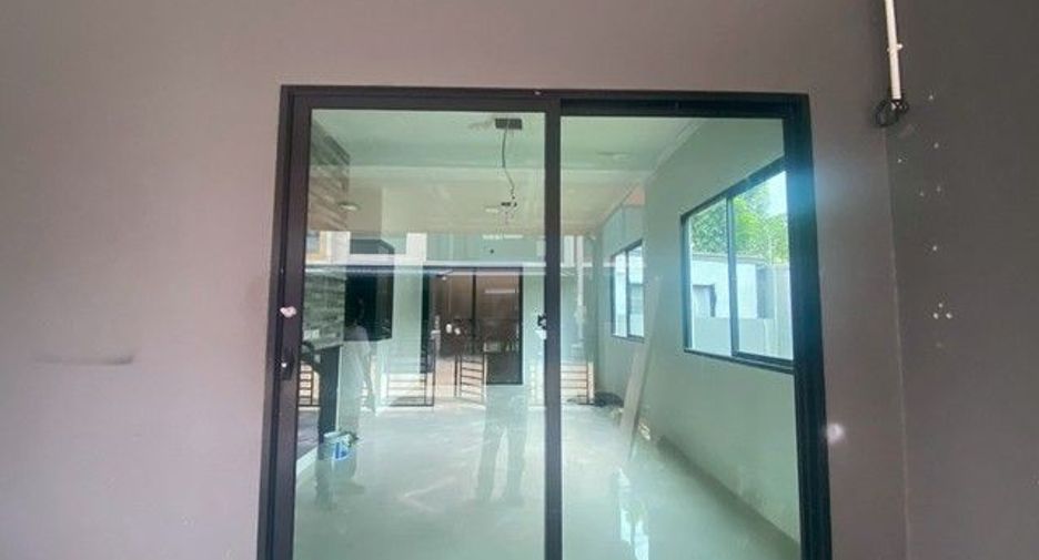For sale 3 bedrooms townhouse in Phra Samut Chedi, Samut Prakan