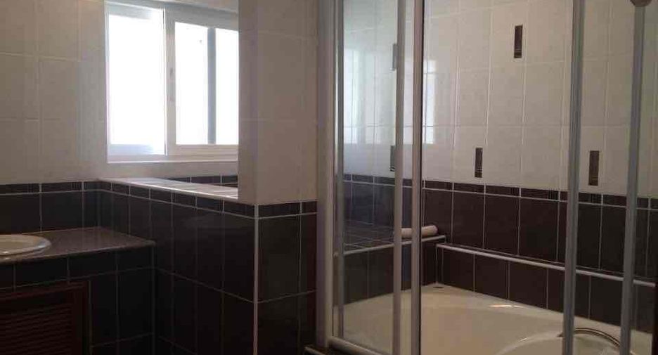 For rent 3 bedrooms villa in Bang Lamung, Chonburi