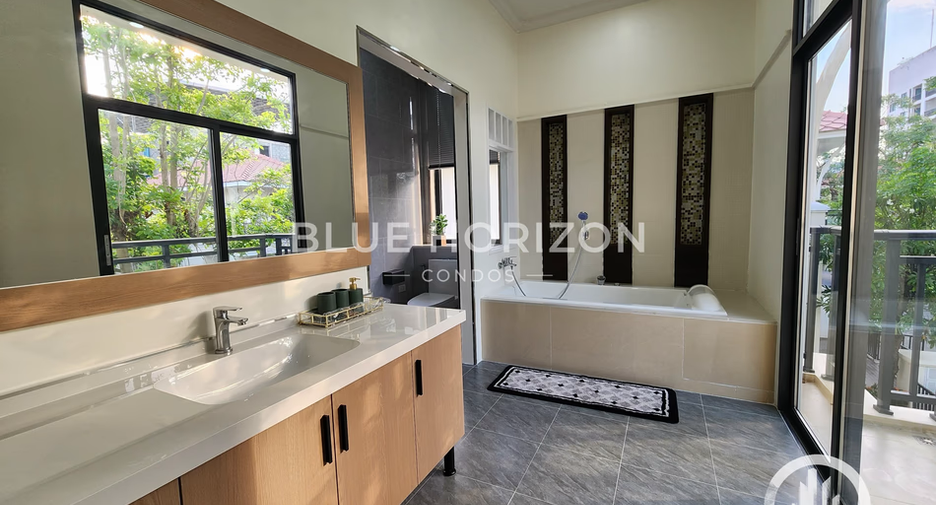 For sale 4 bedrooms house in Bang Lamung, Chonburi